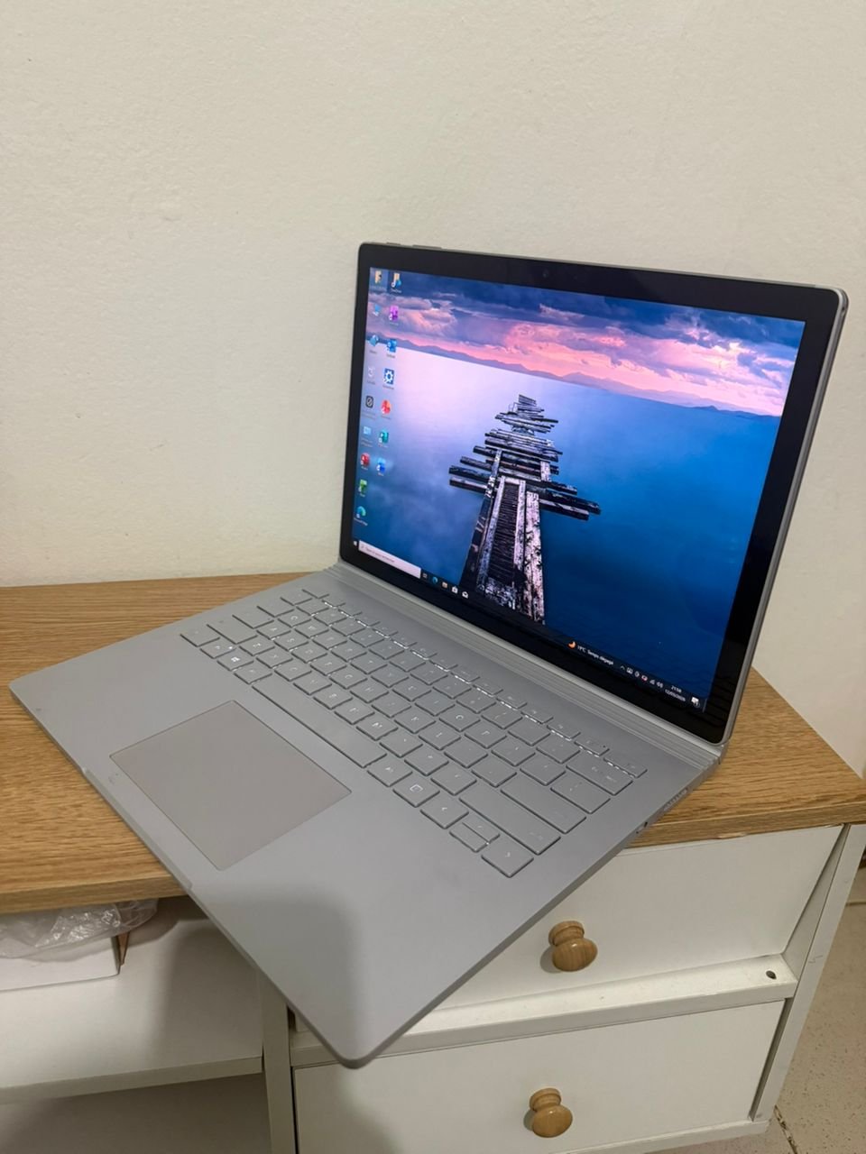 Microsoft surface book 2 core i7 8th generation ram8 disk disk ssd 256gigas ecran tactile détachable  clavier retro eclairé 14inch