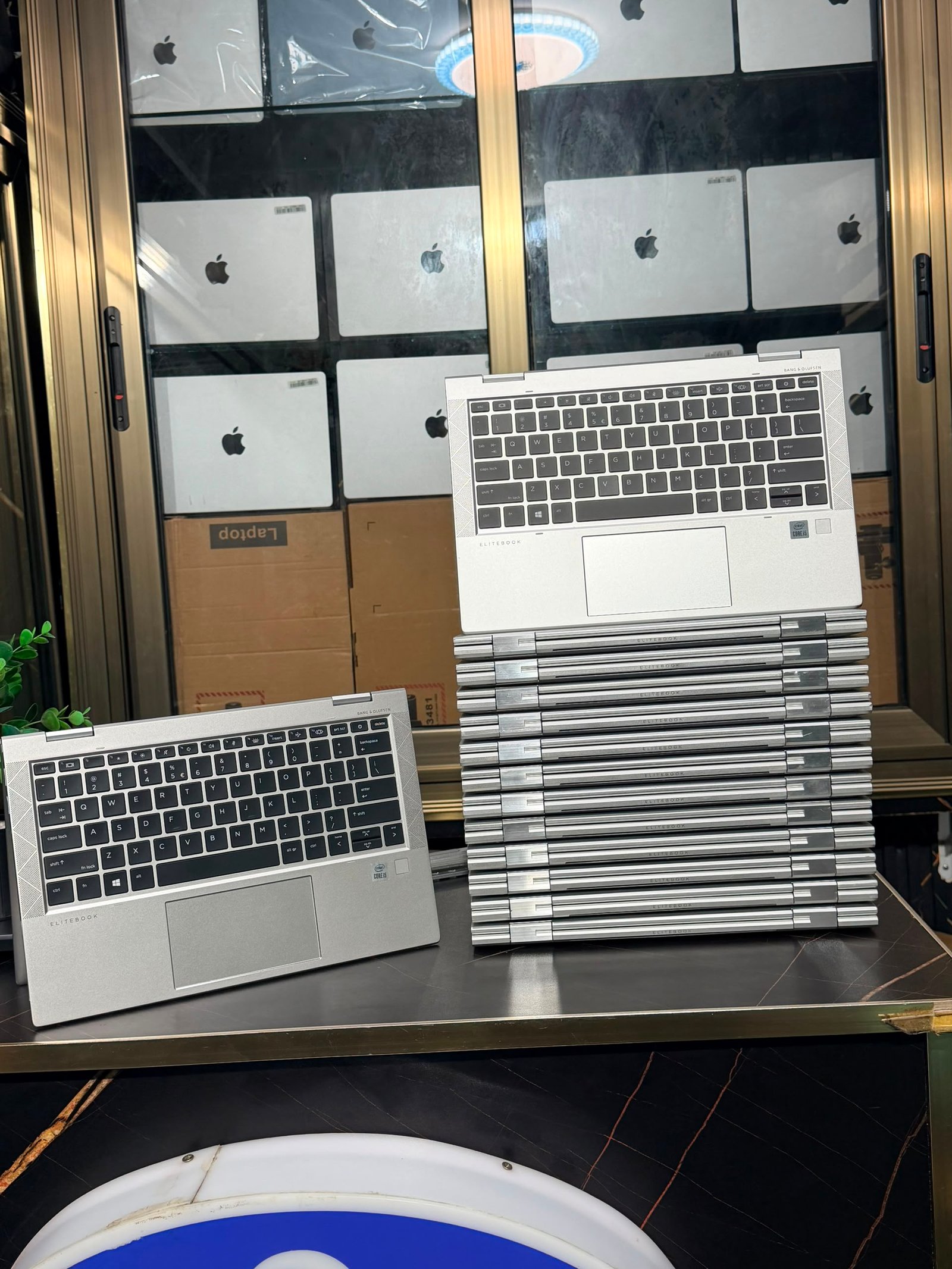 Hp elitebook 830 G7 cor i5 10th generation ram16 disk ssd 256gigas 13,3 pouce tactile pliable clavier retro eclairé bonne autonomie batterie